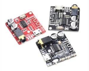 Tři elektronické desky s diodami, rezistory a kondenzátory pro omezení proudu.