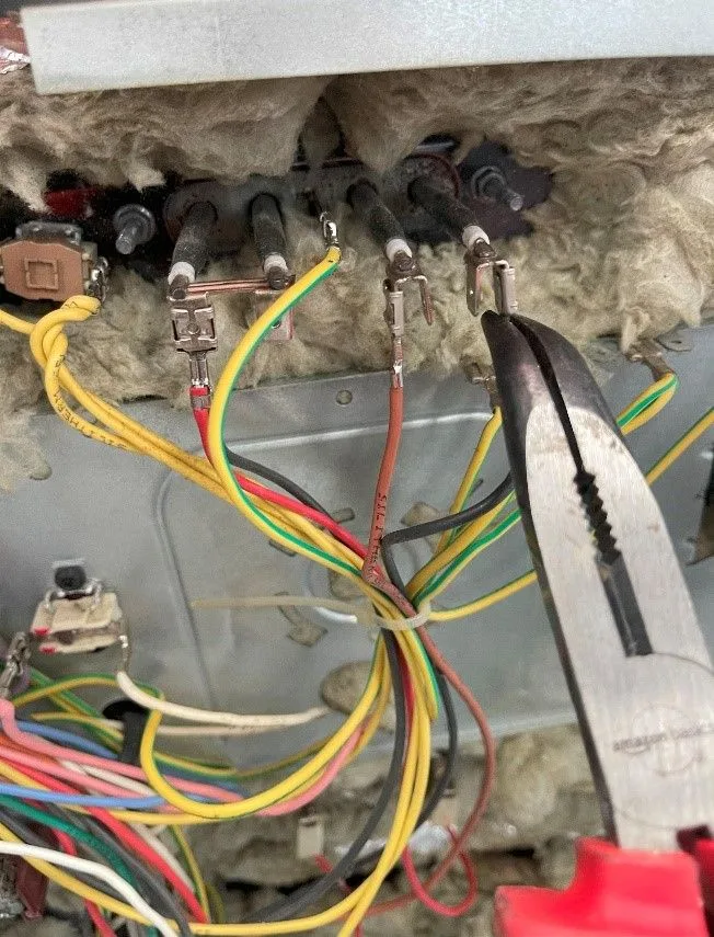 Vnitřní elektrické spoje topného tělesa v troubě s izolací.