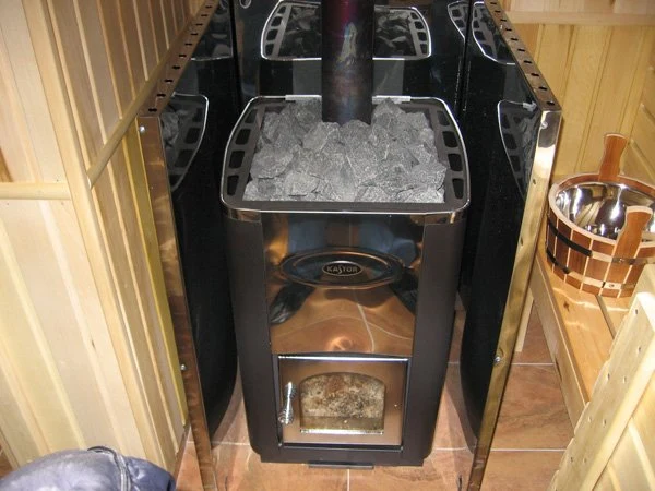 Kovový kotel v sauně s bezpečnostními prvky pro instalaci