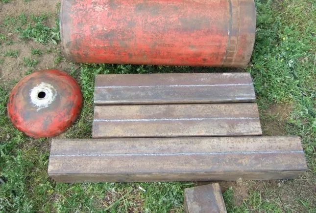 Sada kovových dílů pro výrobu domácího pyrolýzního kotlu.