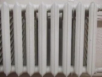 Detailní záběr na jednu část starého litinového radiátoru.