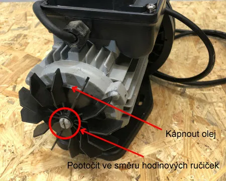 Detail čerpadla ukazující kolo a hřídel pro mazání olejem.