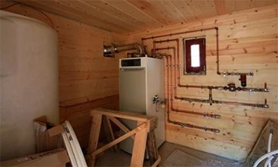 Instalace plynového kotle s potrubím v dřevěném domě