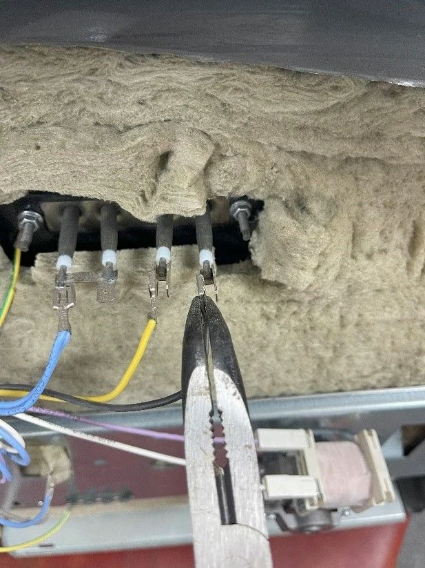Odvěšování vodičů od topného tělesa v troubě pomocí kleští