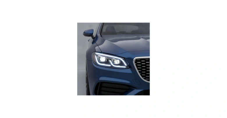 Modrý automobil s rozsvícenými denními světlomety.
