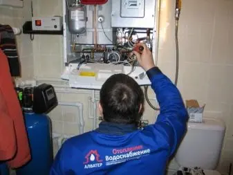 Technik opravuje kotlík Baxi E35 v koupelně.