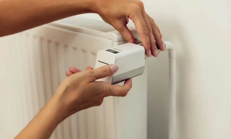 Osoba doplnění vody do systému vytápění pomocí ventilátoru.