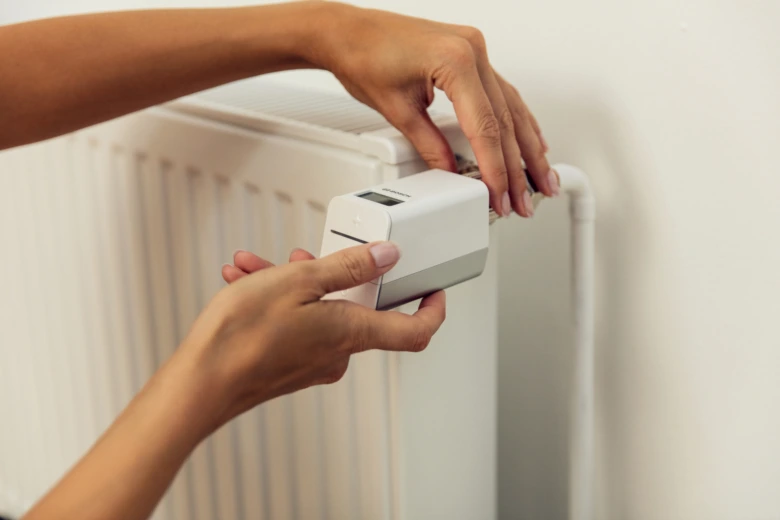 Osoba doplnění vody do systému vytápění pomocí ventilátoru.