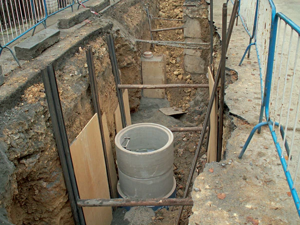 Zásobní kanalizační potrubí v jámě pro instalaci.
