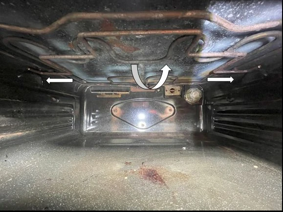 Vnitřek elektrické trouby s topnými tělesy pro kontrolu výměny