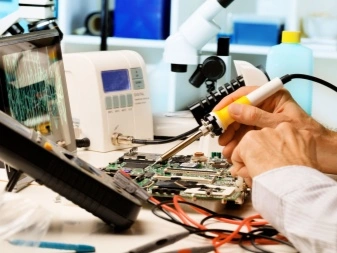 Technik opravuje elektroniku pájkováním na desce televizoru.