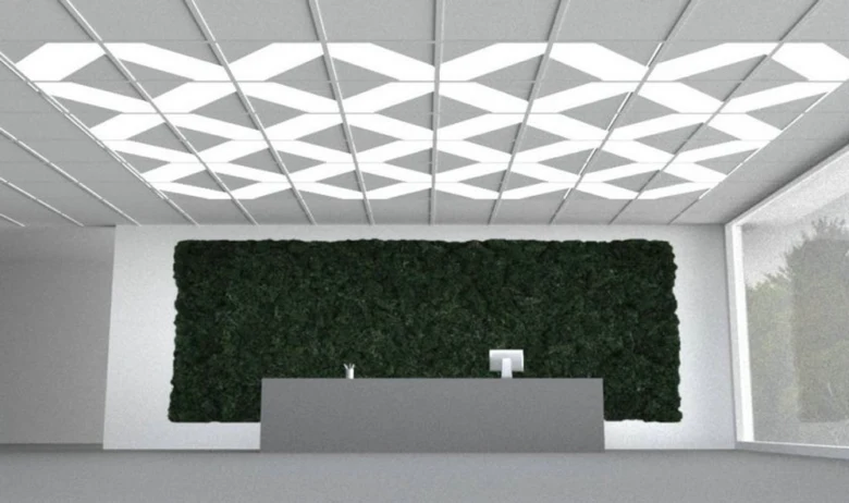 Moderní kancelář s geometrickým stropním osvětlením a živou zelenou zdí.