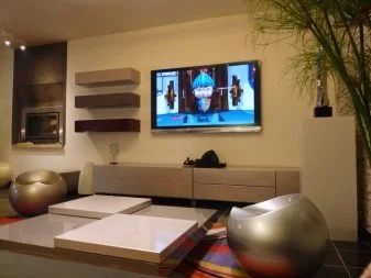 Televize namontovaná na zdi v obývacím pokoji pro optimální výšku
