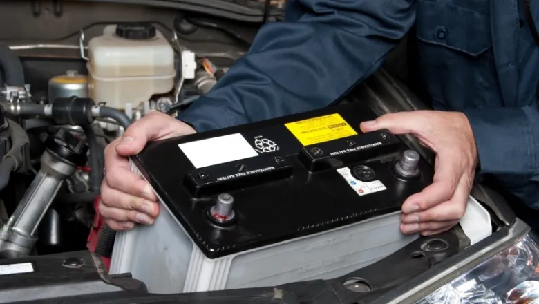 Mechanik mění automobilovou baterii v motorovém prostoru.