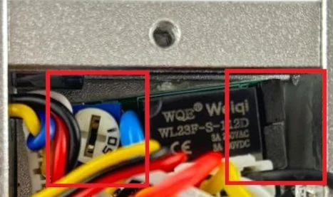 Připojení elektromagnetického zámku s napájecím zdrojem a kabely.