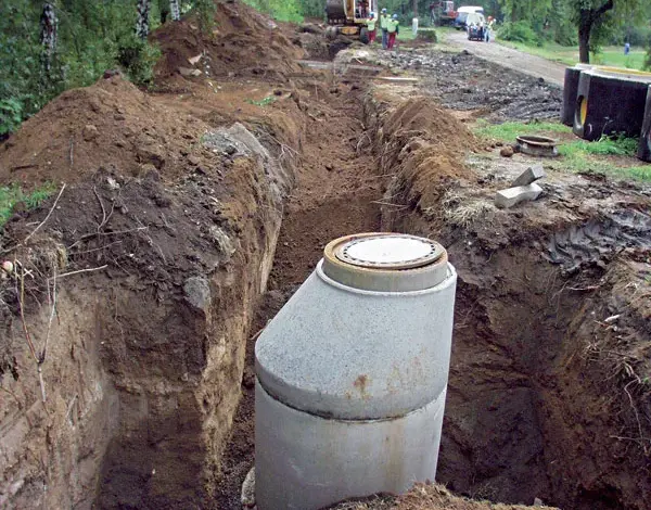 Konkrétní septik v jámě pro instalaci kanalizace