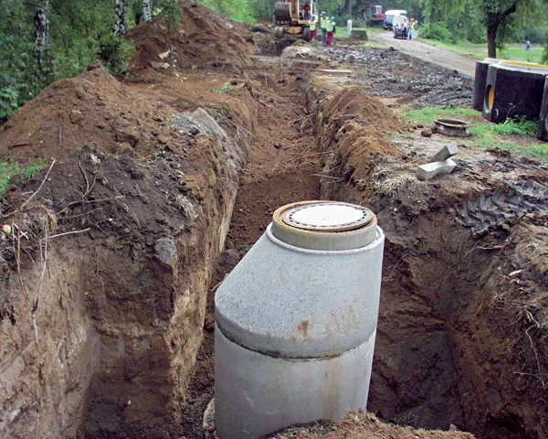 Konkrétní septik v jámě pro instalaci kanalizace