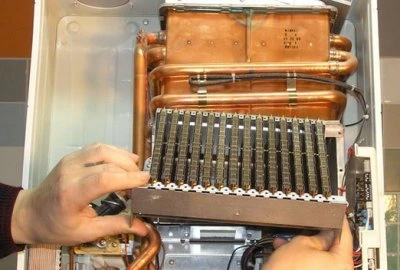 Ruční oprava ventilu v plynovém kotle s odpojením elektronických senzorů.