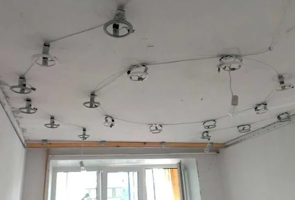 Zapojení stropních světel s drázkami před dokončením instalace.