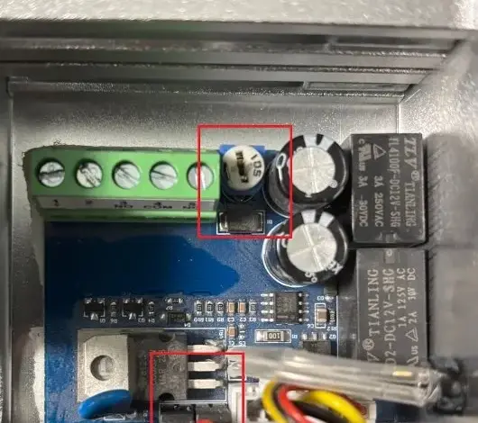 Vnitřní elektronika elektromagnetického zámku s připojenými kabely.