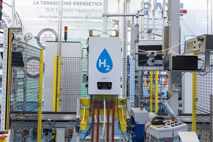 Výrobní linka kotlů Baxi s vodíkovým označením v továrně.
