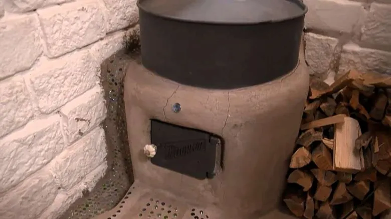 Domácí raketový kámen s dřevem pro vytápění.