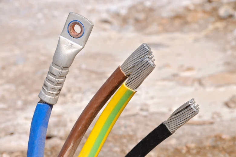 Přerušené elektrické kabely s přírubami pro připojení měděných nebo hliníkových vodičů.
