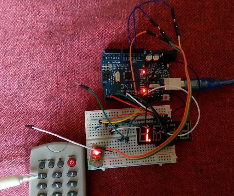 Arduino s přijímačem infračerveného signálu pro ovládání dálkovým ovladačem.