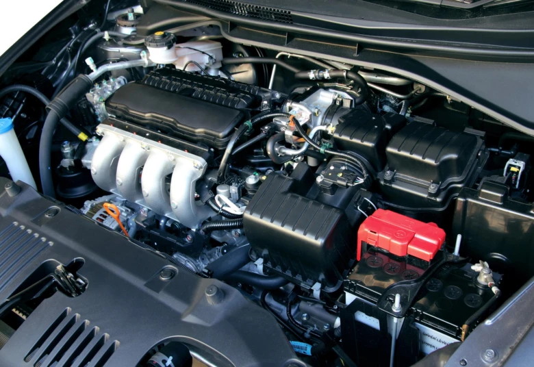 Motorový prostor automobilu s viditelnými komponenty chladicí soustavy.