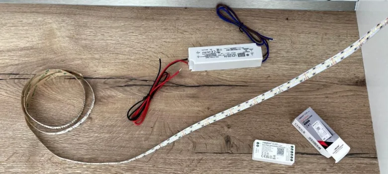 Kompletní sada pro instalaci LED pásku s napájecím zdrojem.