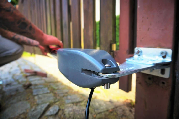 Instalace motoru pro automatizaci brány na dřevěný plot.