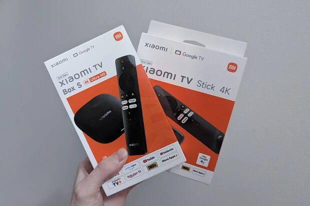 Balíčky chytrých zařízení Xiaomi pro připojení k televizi.