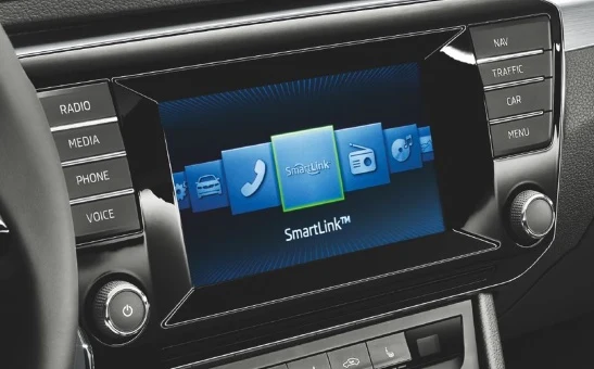 Displej s navigací a SmartLink v automobilu Škoda