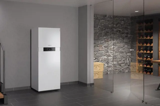Bílý plynový kotel Viessmann v moderním interiéru s kamennou zdí.