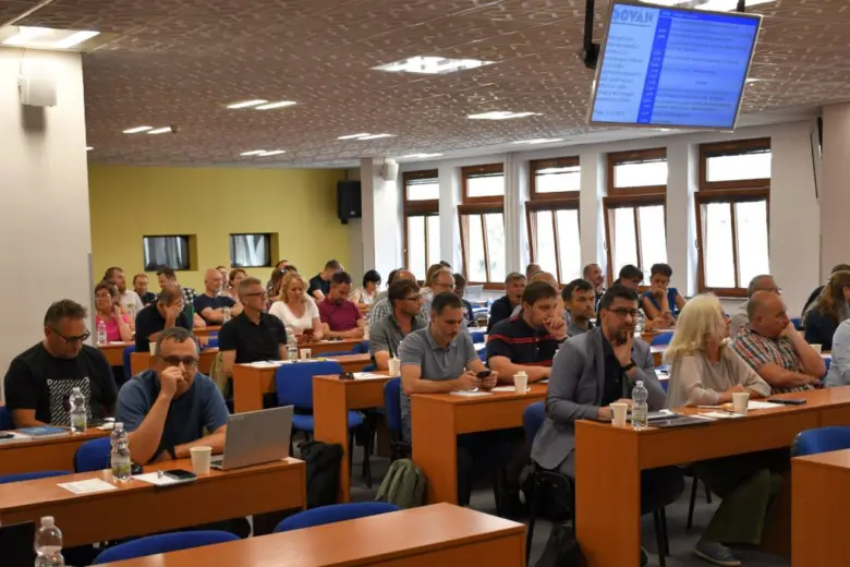 Skupina lidí na školení o tlakové kanalizaci v praxi.