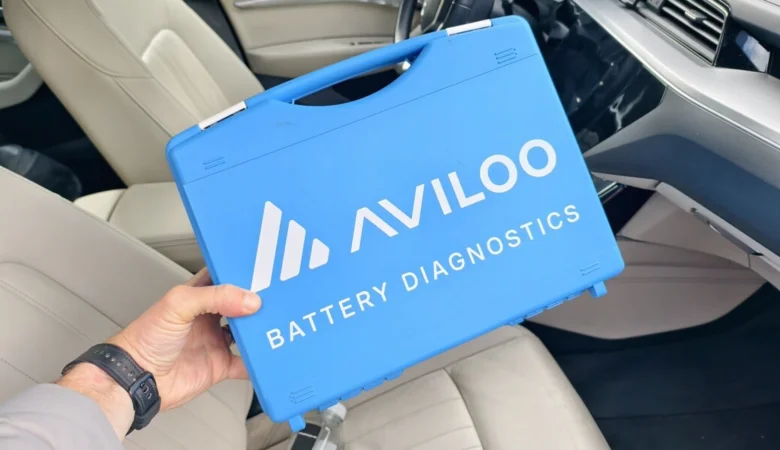Modrý diagnostický přístroj pro kontrolu stavu baterie elektromobilu.