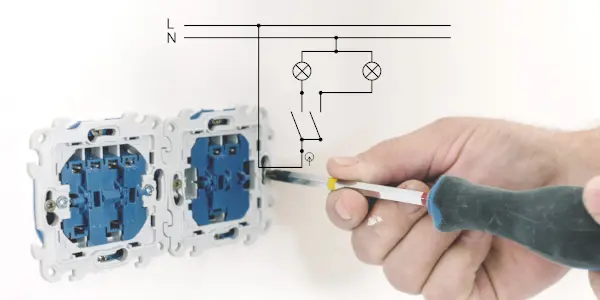 Ruční zapojení vypínače s přehledným schématem elektrického obvodu.