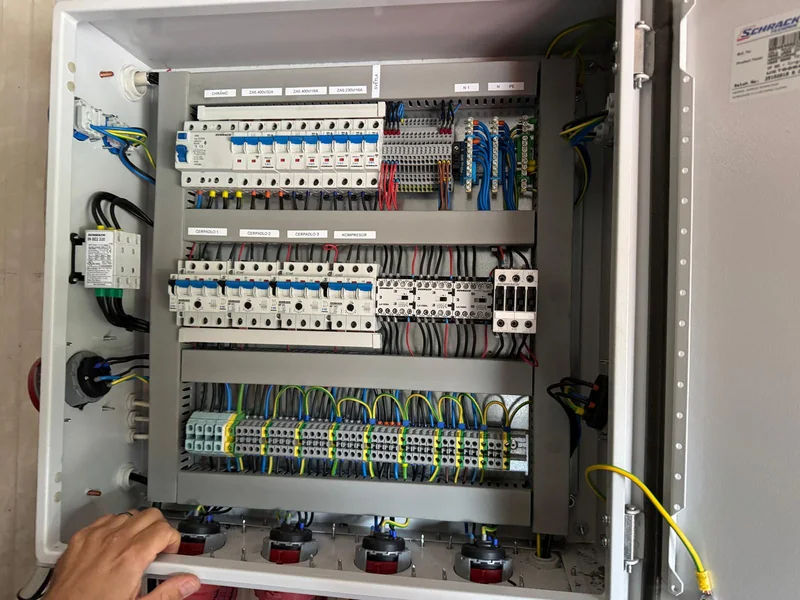 Vnitřní rozvaděč s pojistkami a kabely pro elektroměr.
