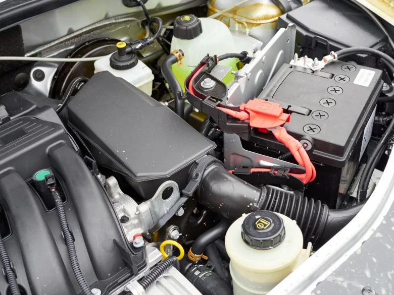 Motorový prostor s baterií pro startovací proudy elektromotorů.