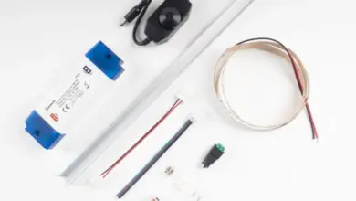 Kompletní sada pro instalaci LED pásku s napájecím zdrojem a konektory.