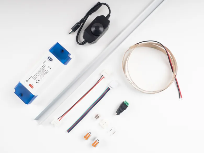 Kompletní sada pro instalaci LED pásku s napájecím zdrojem a konektory.