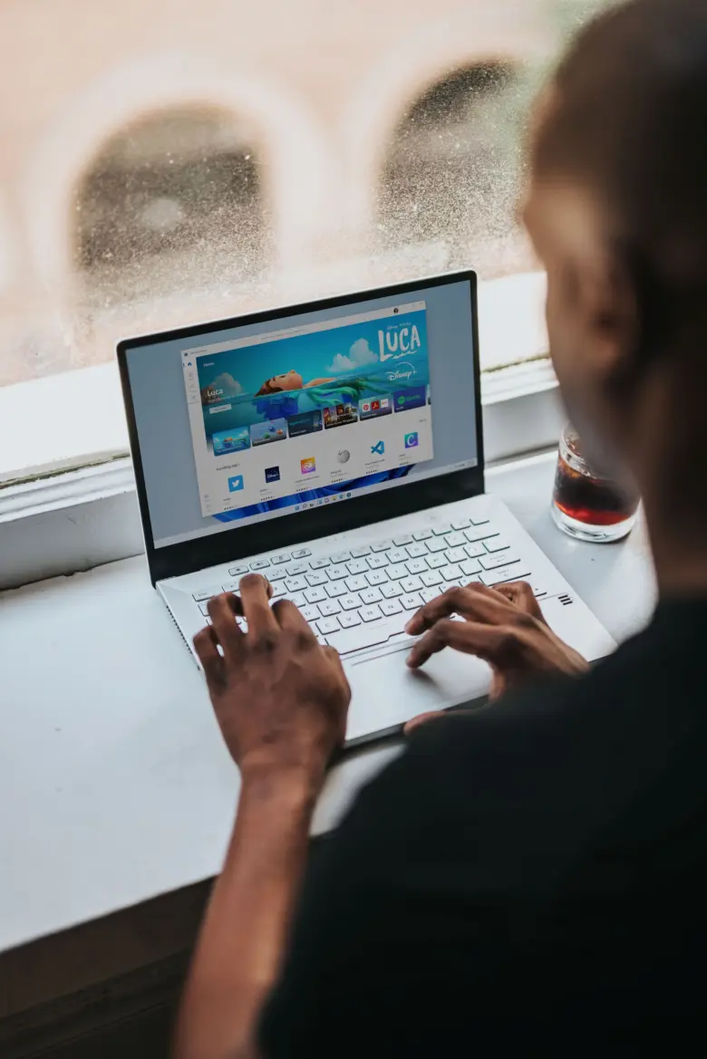 Osoba pracuje na notebooku s Windows 11 u okna.