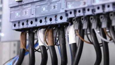 Elektrické kabely připojené k terminálovému bloku v rozvaděči.