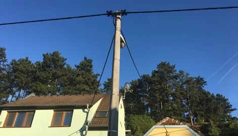 Stojan s elektrickými vodiči pro připojení k síti.