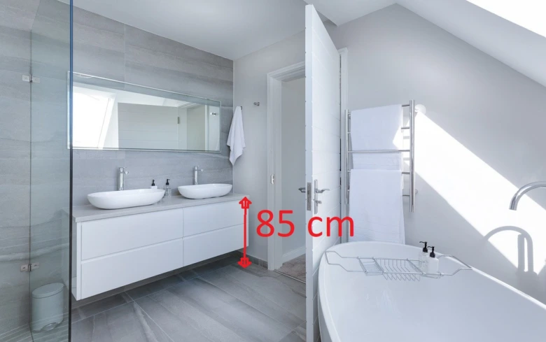 Moderní koupelna s umyvadly na výšce 85 cm od podlahy.
