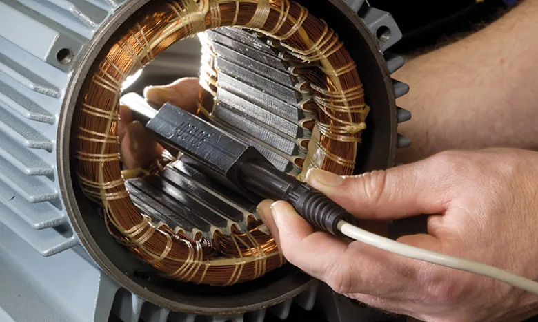 Měření odporu vinutí elektromotoru multimetrem.