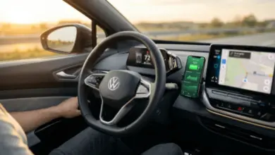 Vnitřek elektromobilu s displejem ukazujícím stav baterie na telefonu.