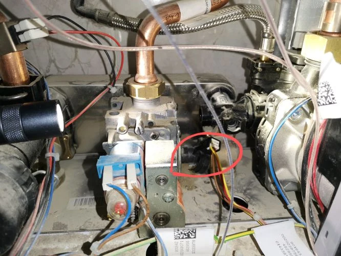 Vnitřní součástky kotle Protherm pro diagnostiku neohřívaného vody.