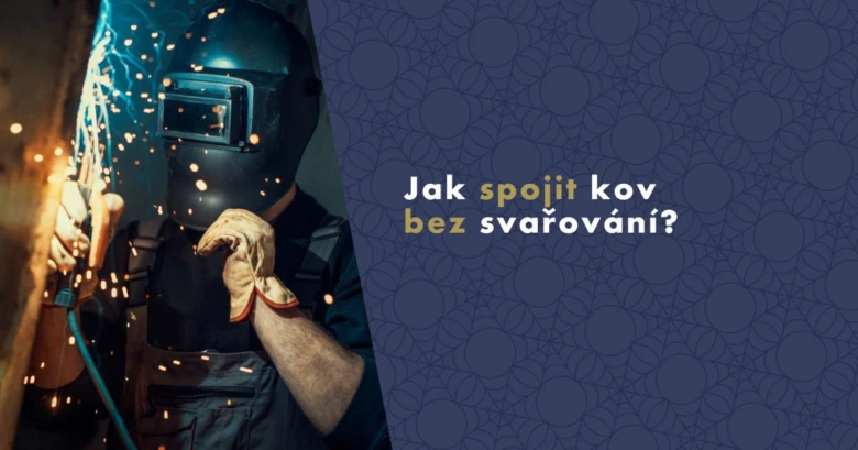 Svařování kovu s jiskrami v ochranném obleku.