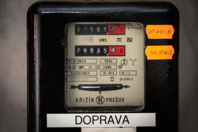 Starý elektroměr s nápisem Doprava na černém rámu.